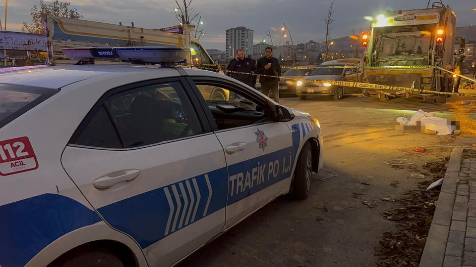 Çöp kamyonunun altında kalan işçi hayatını kaybetti