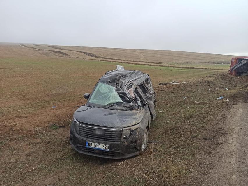 Tırın dorsesi hafif ticari aracın üzerine devrildi: 2 yaralı