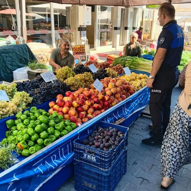 Germencik’te semt pazarında etiket ve tartı denetimi