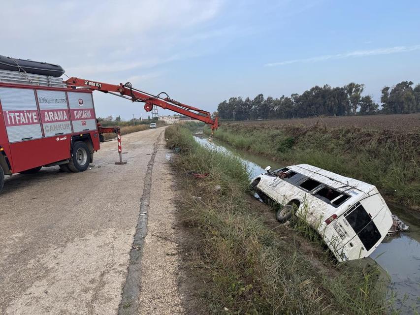 Tarım işçileri taşıyan servis kanala düştü: 18 yaralı