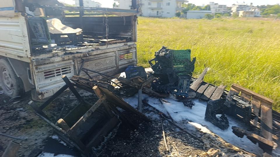 Bahçede park halindeki kamyonet yandı