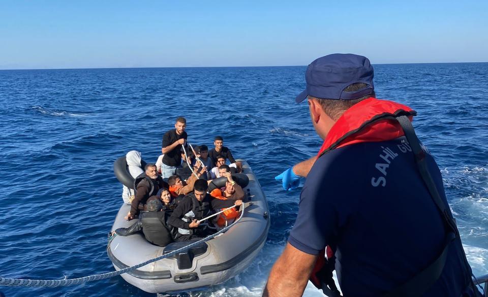 Aydın açıklarında 12 düzensiz göçmen kurtarıldı