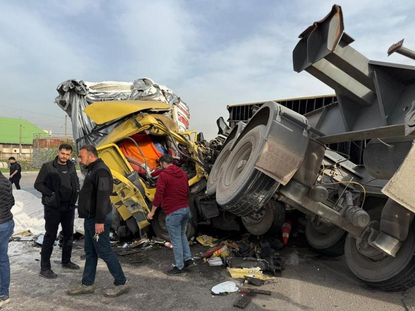 İki tır çarpıştı, araçlar hurdaya döndü