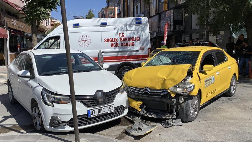 Ticari taksi ile otomobil çarpıştı: 3 yaralı