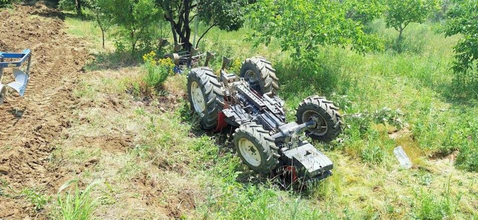 Devrilen traktörün altında kaldı