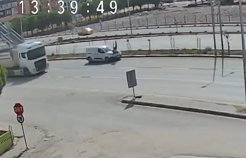 Kamyonun çarptığı yaşlı adam metrelerce savruldu