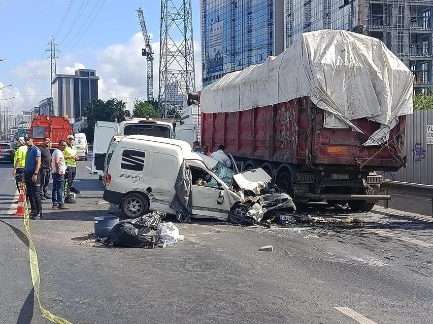 Otomobil tıra ok gibi saplandı: 1 ölü