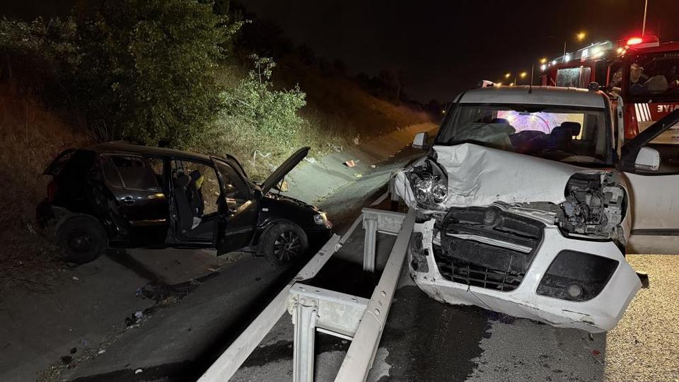 2 araç çarpıştı: 1'i ağır 2 yaralı