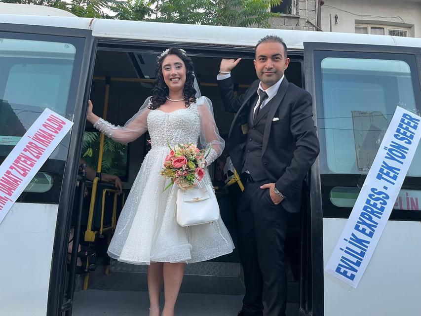 Öğretmen çift, dolmuşu gelin arabası yaptı