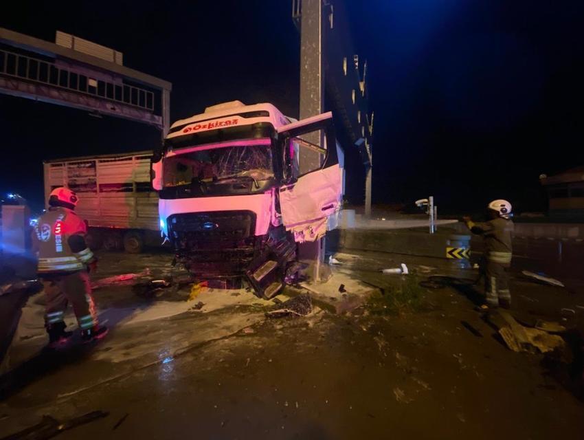 Gişelerde TIR dehşeti: 1 yaralı