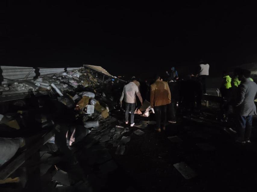 Tekstil malzemesi yüklü tır devrildi: Yol trafiğe kapandı