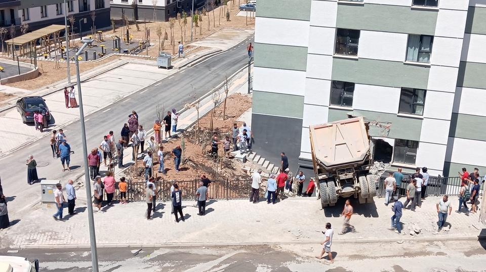 Kontrolden çıkan hafriyat kamyonu eve girdi