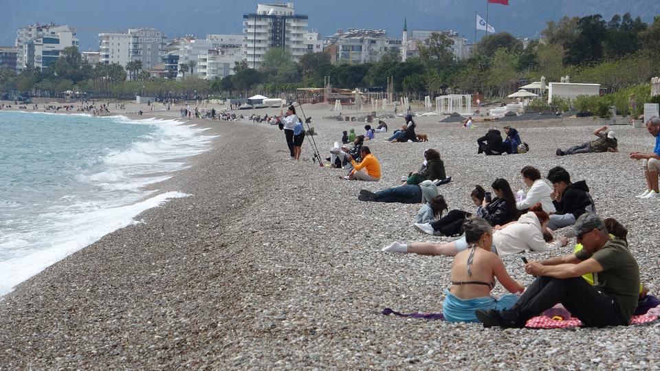BAYRAM TATİLİNİN SON GÜNÜNDE KONYAALTI SAHİLİ'NE AKIN ETTİLER