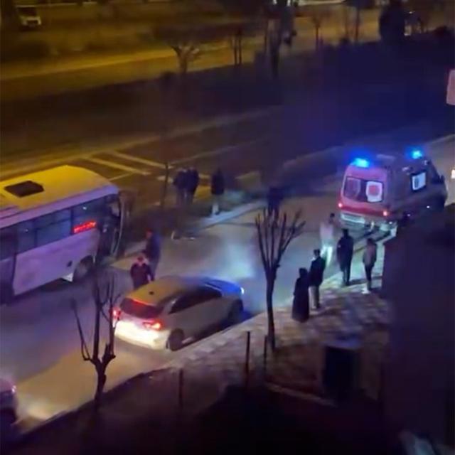 Halk otobüsü refüje çıktı, ağaca çarparak durabildi