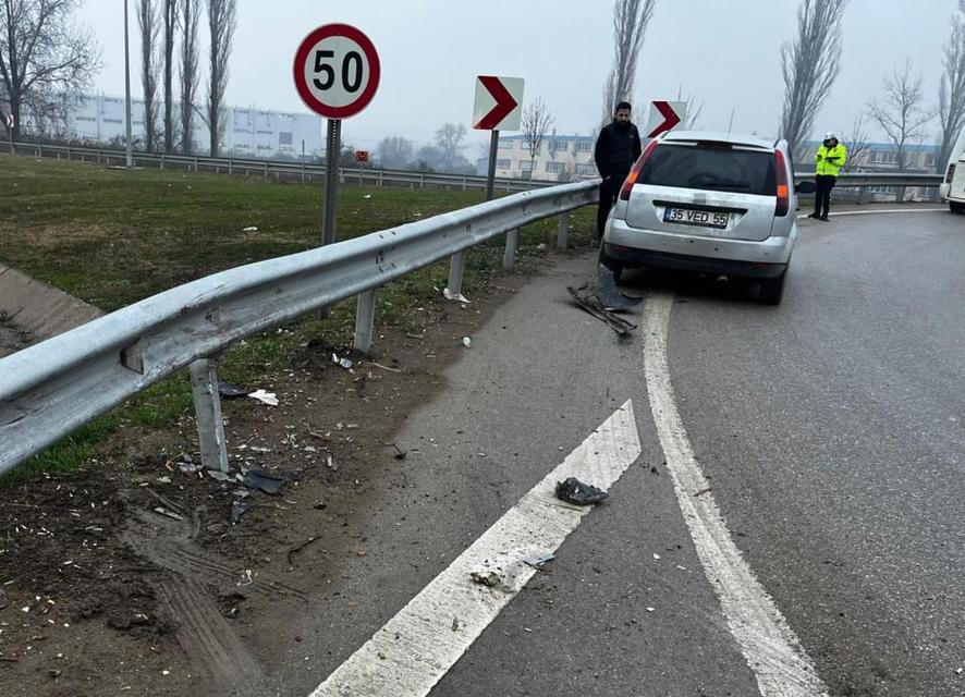 Bariyere çarpan otomobildeki 2 kişi yaralandı