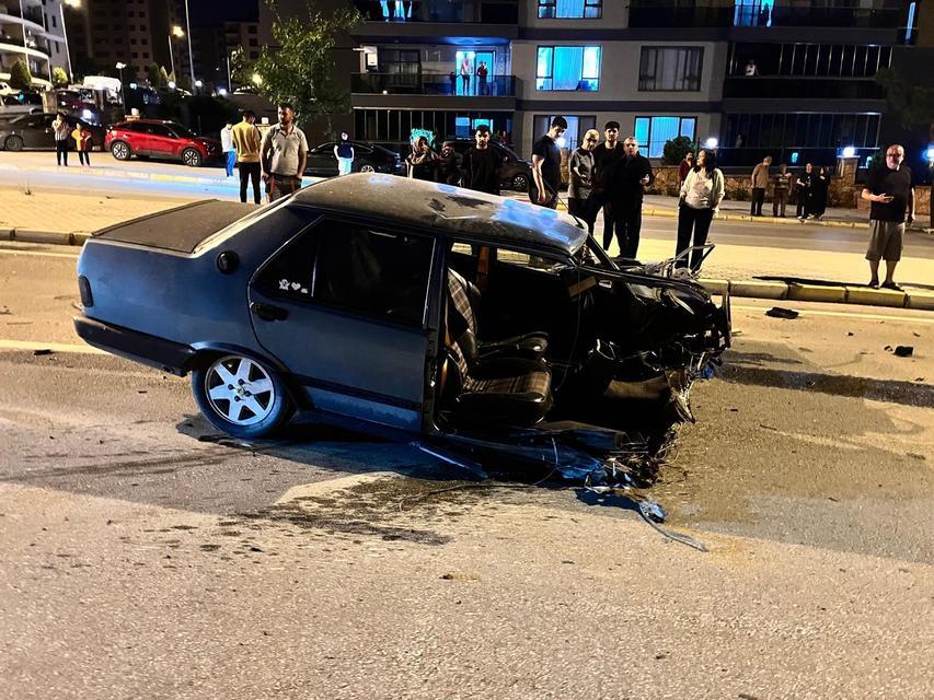 LÜKS ARAÇLA ÇARPIŞAN TOFAŞ İKİYE BÖLÜNDÜ İKİ OTOMOBİLİN KARIŞTIĞI KAZDA OTOMOBİLLERDEN BİRİ İKİYE BÖLÜNDÜ