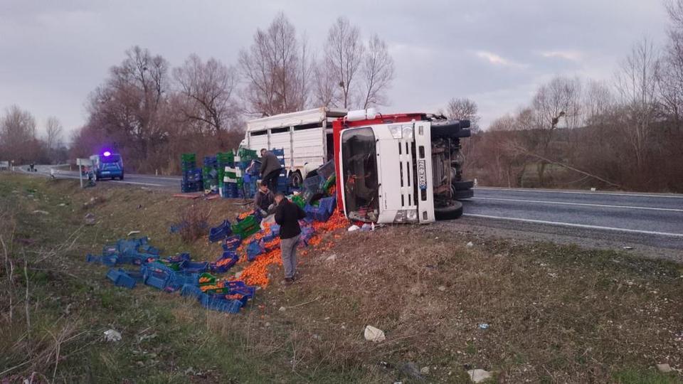 Aydın plakalı kamyonet Kütahya'da takla attı!