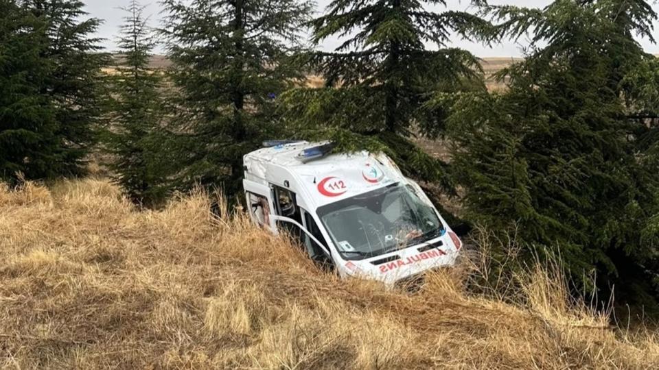 Ambulans kaza yaptı: 1’i ağır 3 yaralı