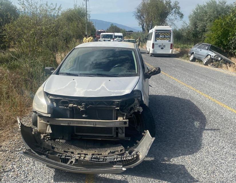 BOZDOĞAN'DA ZİNCİRLEME TRAFİK KAZASI: 2 YARALI