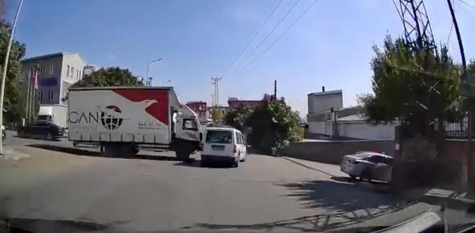 Kamyon araca çarptı, metrelerce sürükledi