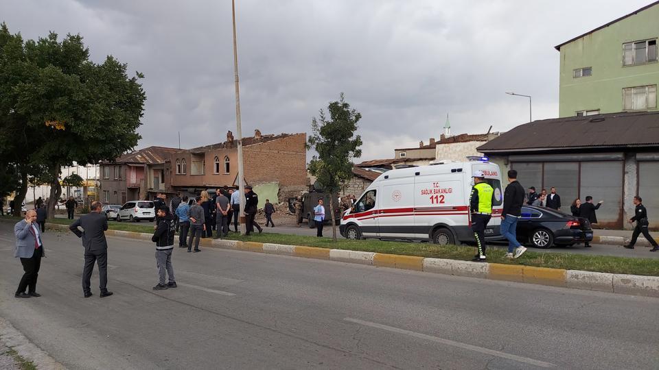 İki aile arasında silahla çatışma: 1'i polis 12 yaralı