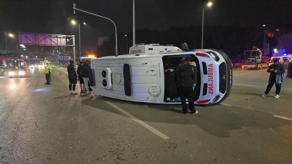 Otomobille çarpışan ambulans devrildi: 3 sağlık çalışanı yaralandı