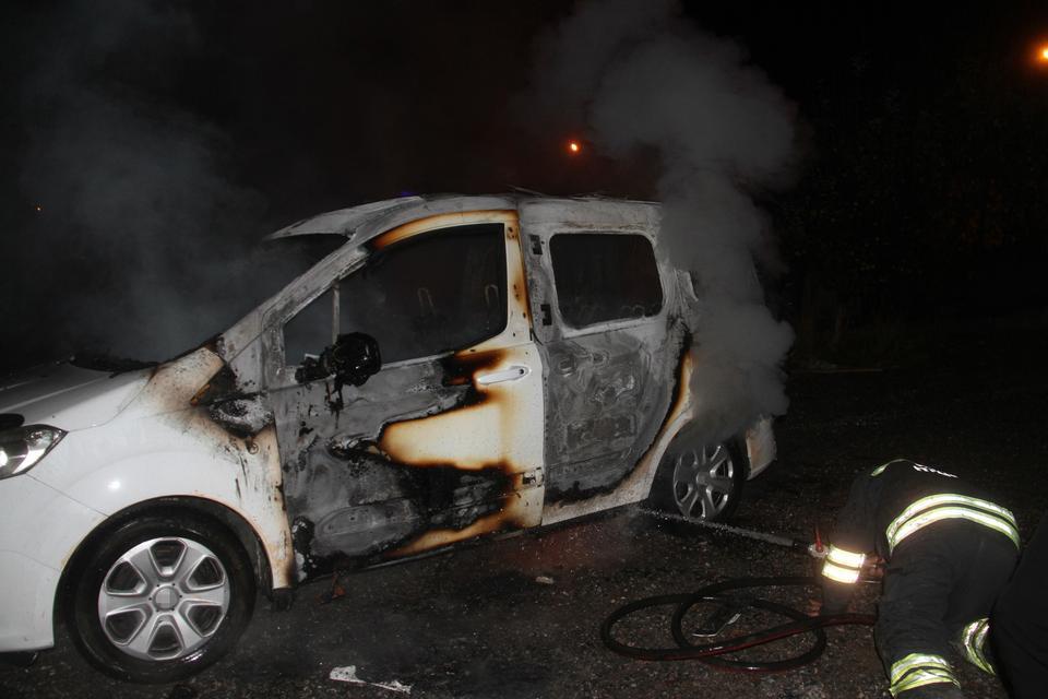 Ailesiyle tartıştı, aracını yaktı