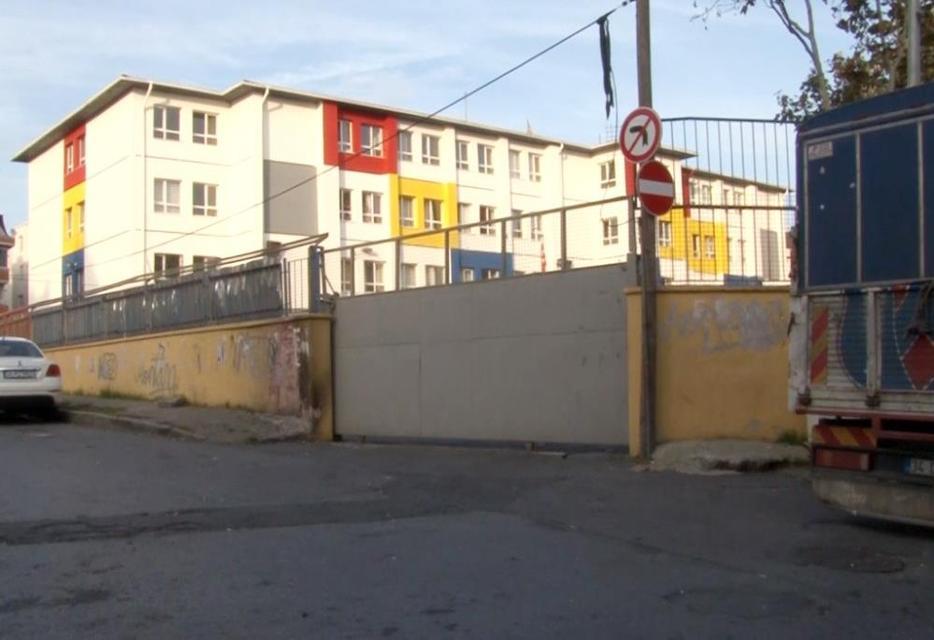 Okul kapısı öğrencilerin üstüne düştü: 4 yaralı