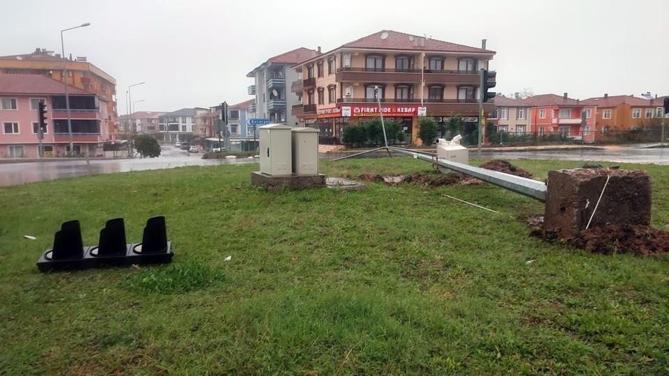 FIRTINADA SÖKÜLEN AĞAÇ OTOMOBİLİN ÜZERİNE DEVRİLDİ ŞİDDETLİ RÜZGAR VE FIRTINA, SAKARYA'DA HAYATI OLUMSUZ ETKİLEDİ