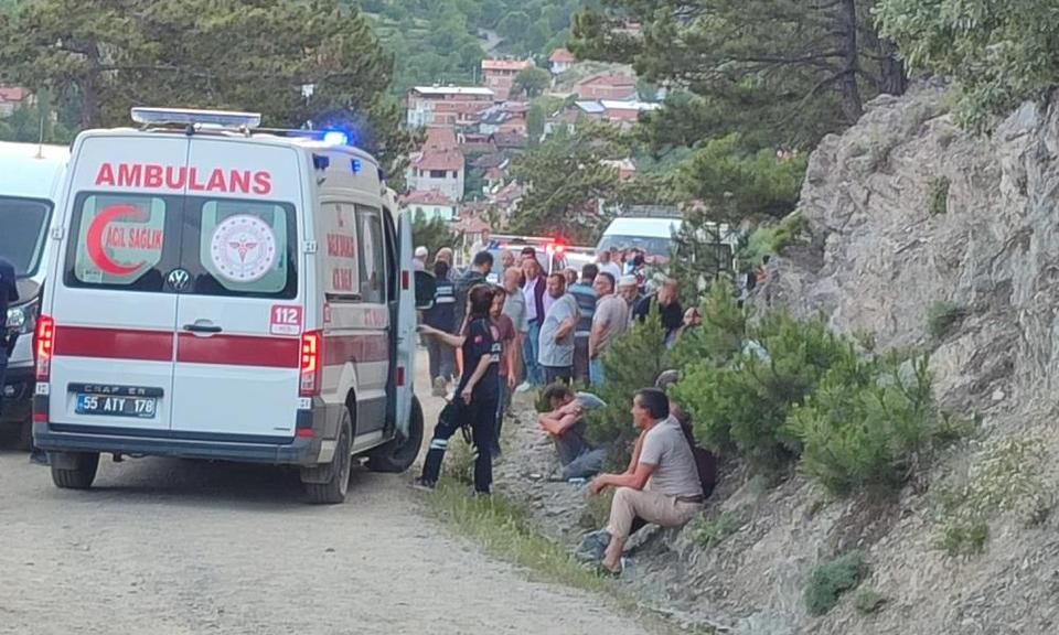 Traktör uçuruma yuvarlandı: 1 ölü, 1 yaralı