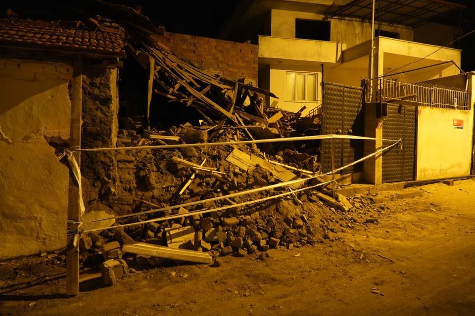 Metruk bina çöktü