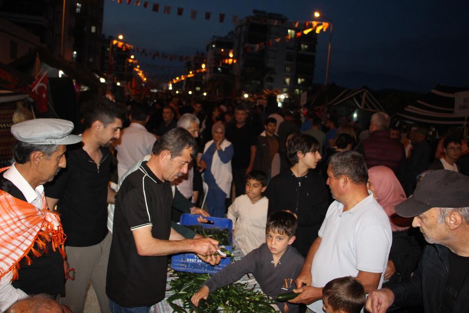 ÇOCUKLUĞUNDA YEDİĞİ SALATALIĞI UNUTAMAYAN MUHTAR 1 TON SALATALIK DAĞITTI