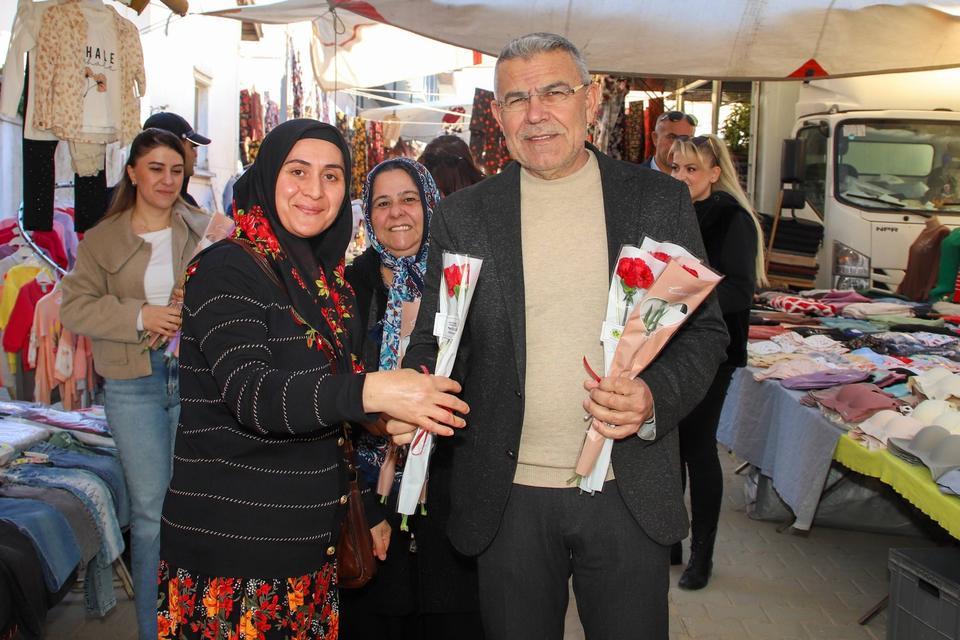 Başkan Güler’den pazarda kadınlara çiçekli kutlama
