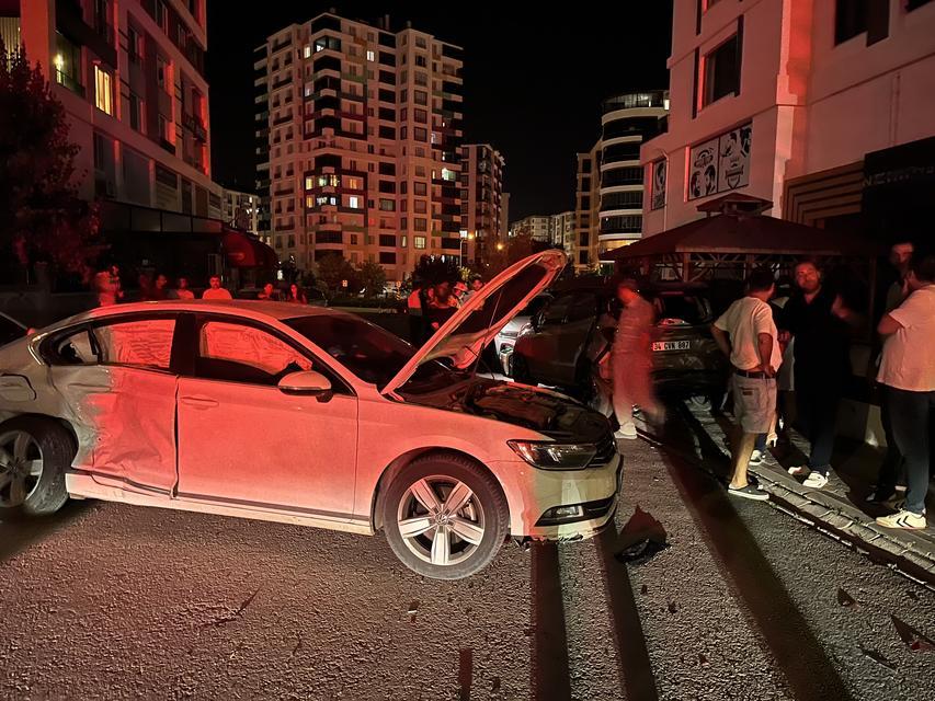 5 araca hasar veren sürücü olay yerinden kaçtı