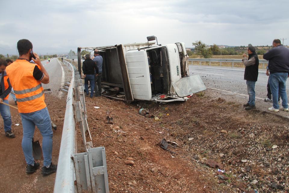 KONYA'DA KAMYONET DEVRİLDİ: 5 YARALI