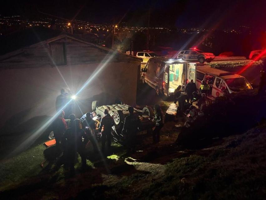 Otomobil evin bahçesine devrildi: Yaralılar var