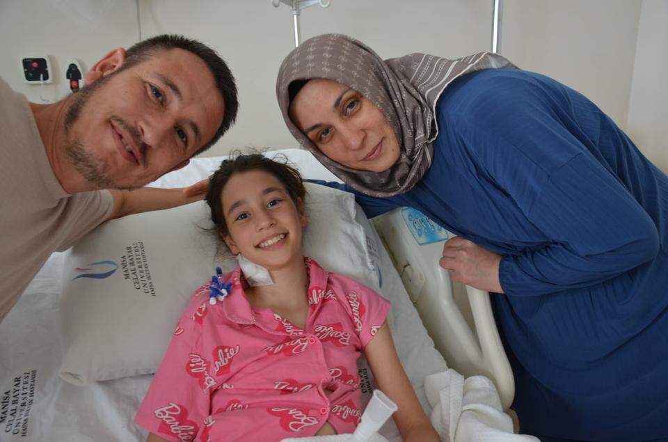 Manisa'da, 10 yaşındaki Merve'nin kalbindeki iki delik kapatıldı