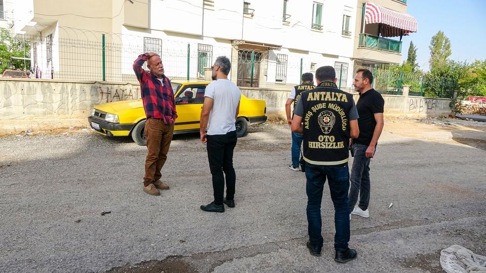 ÇALINAN ARABASINDA HIRSIZIN BIRAKTIĞI SÜRPRİZİ GÖRÜNCE KAHKAHAYA BOĞULDU HIRSIZ GİTMEDEN ÖNCE ÇALDIĞI OTOMOBİLİN DİREKSİYON ÜZERİNE AYICIK BIRAKTI