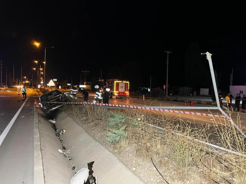 Aydınlatma direğine çarpan otomobil alev aldı