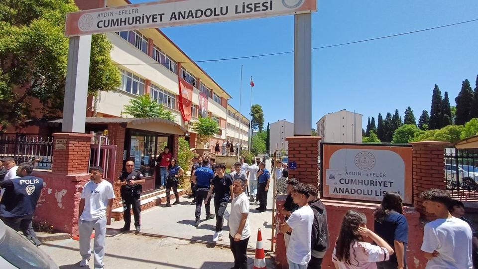 LİSE ÖNÜNDE ÖĞRETMEN VE KURYE KAVGASI YOL VERME TARTIŞMASI KAVGAYA DÖNÜŞTÜ OKUL MÜDÜRÜ ÖĞRENCİLERİ BIRAKTI GAZETECİLERLE UĞRAŞTI