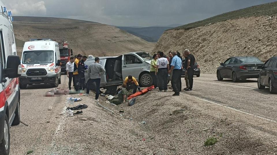 Bayram tatili yolunda feci kaza: 1 ölü, 8 yaralı
