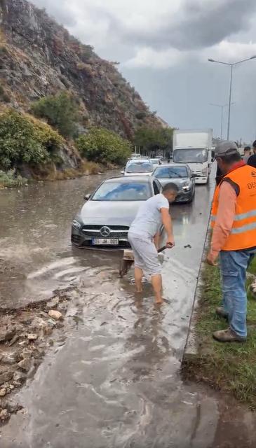 Aydın'da felaketten dönüldü: Toprak kaydı yol ulaşıma kapatıldı
