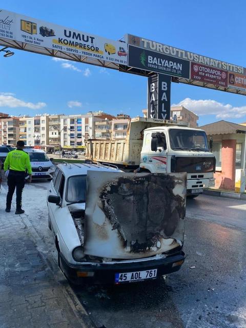 Seyir halindeki otomobil alev aldı