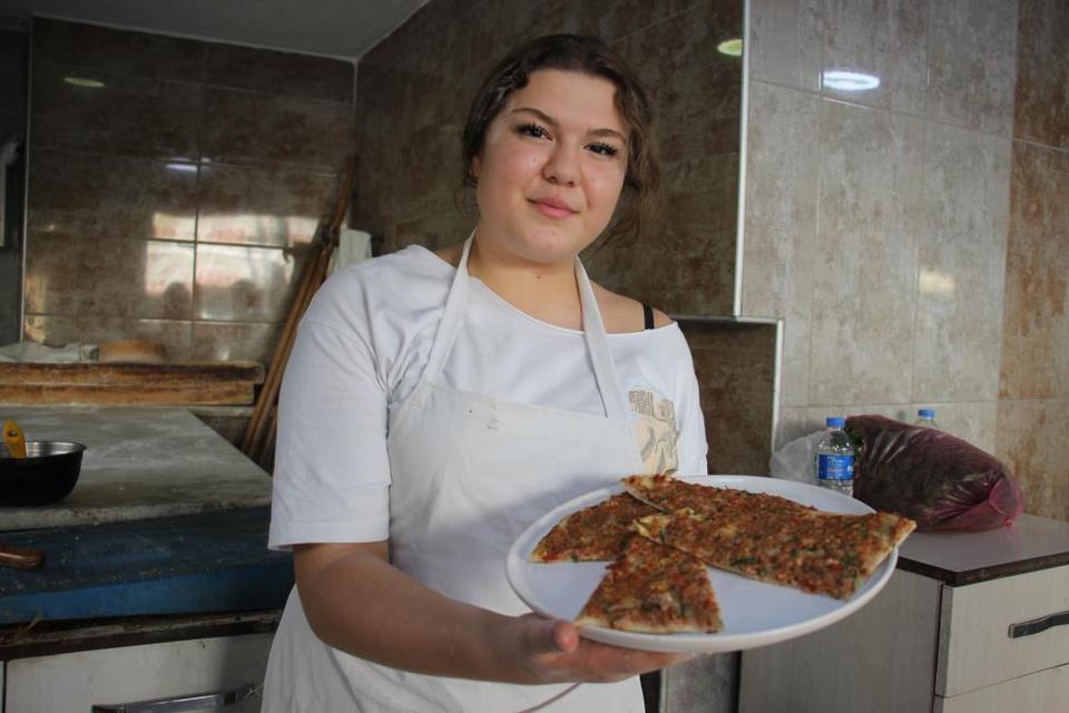 Aydın'da pide hamuruna kadın eli değdi