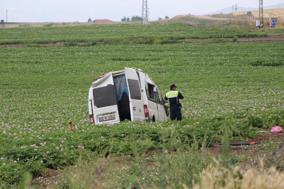 AMASYA'DA MİNİBÜS TARLAYA UÇTU: 1 ÖLÜ, 4 YARALI