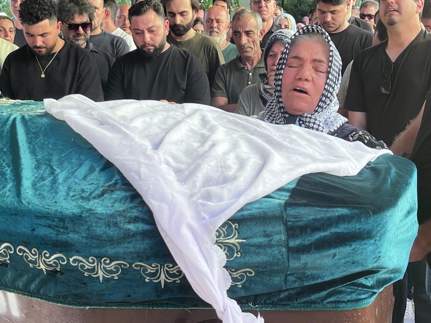 İZMİR'DE BOŞANDIĞI EŞİ TARAFINDAN ÖLDÜRÜLEN KADIN SON YOLCULUĞUNA UĞURLANDI
