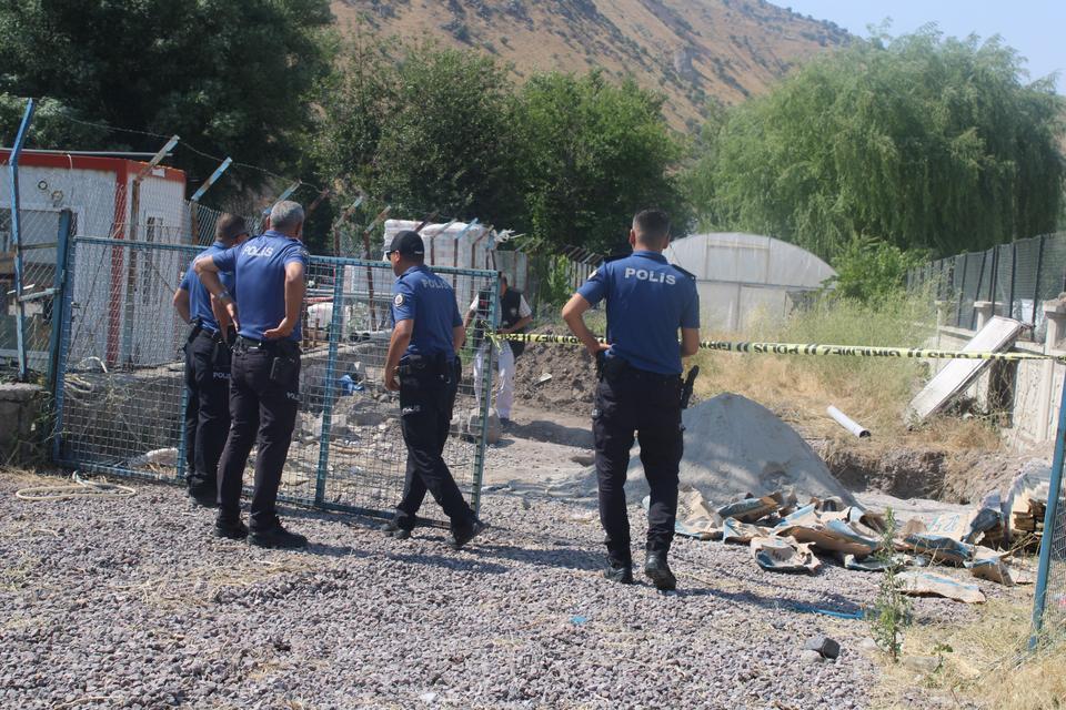 Foseptik inşaatında üzerine taş düşen işçi yaralandı
