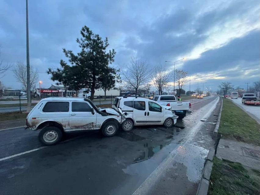 4 araç zincirleme kazaya karıştı, trafik kilitlendi