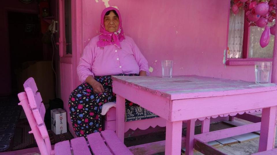 75 yaşındaki Sakine teyze, pembe eviyle tanınıyor: şimdi hareket etmek için yardım bekliyor
