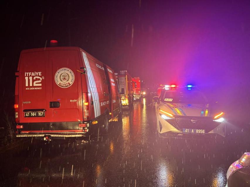 Gece yarısı feci kaza! Otomobil çaya uçtu: Baba ve oğlu hayatını kaybetti